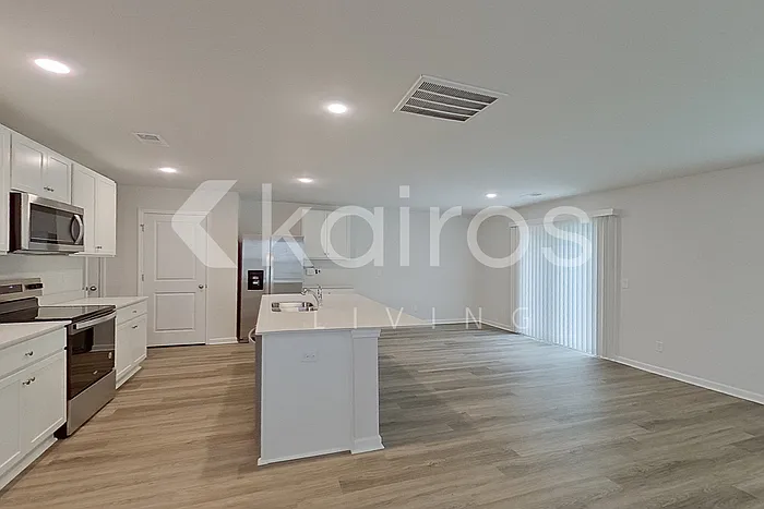 4 bed, 2.5 bath, 1927 sqft, $2,075 — Photo 4
