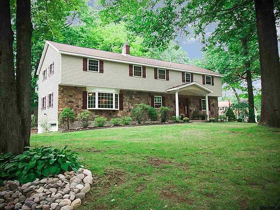 2nd image of 8 Silver Maple Dr
