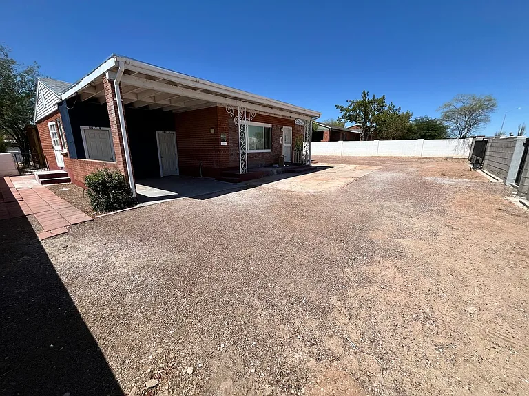 2220 E Grant Rd — Photo 33