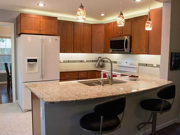 2nd image of 916 Belvoir Cir