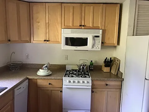 1832 Meadowview Dr NW — Photo 2