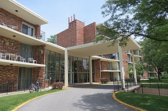 2nd image of 1150 E Jackson St APT 2P
