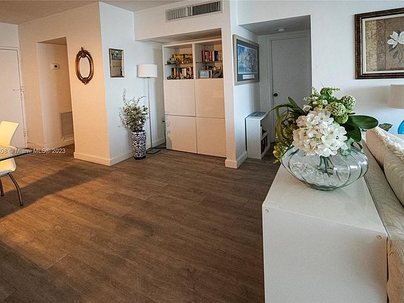 4th image of 800 West Ave APT 904