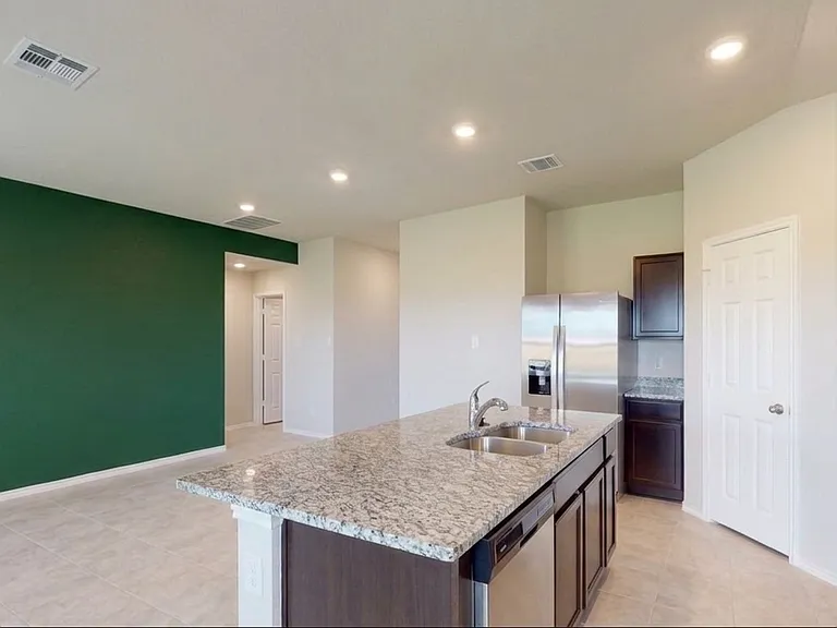1261 Lindsey Dr — Photo 2