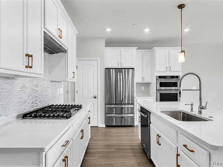 313 Strawberry Dr — Photo 9