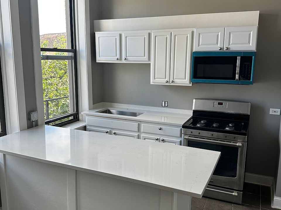 1st image of 1901 S Racine Ave APT 3F