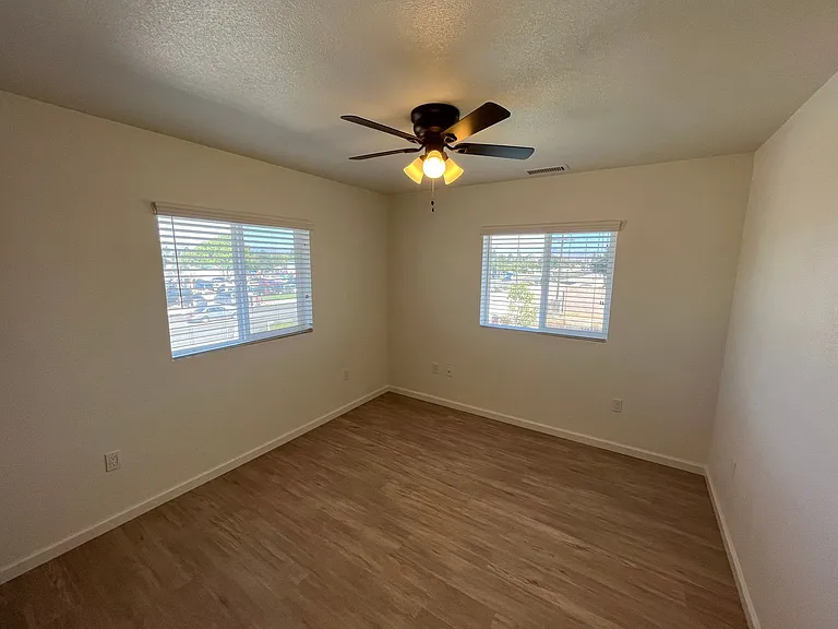 575 E Newlove Dr — Photo 12