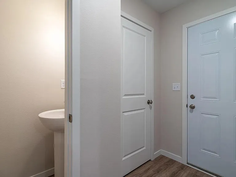 895 Thames Ct — Photo 15
