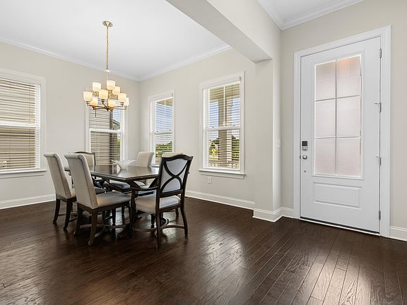 4th image of 912 Village View Ln