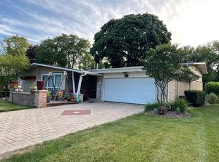 432 N Strieff Ln, Glenwood, IL 60425