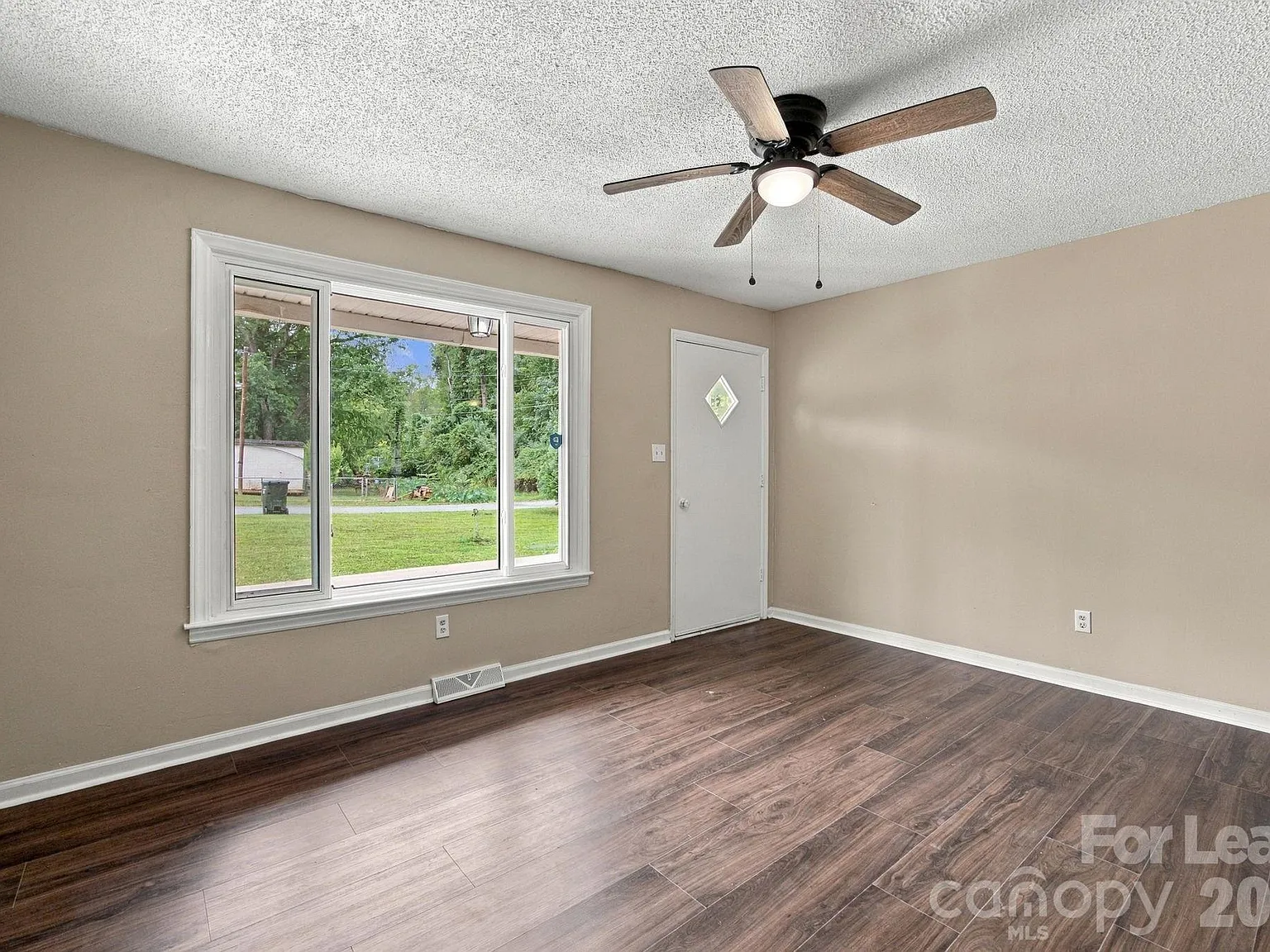 3 bed, 2.5 bath, 1302 sqft, $1,800 — Photo 4