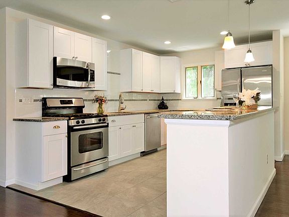 5th image of 40 Sandy Hollow Dr