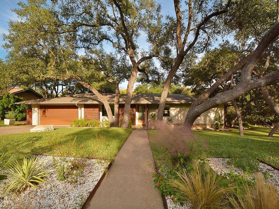 Great curb appeal - 30+ oaks