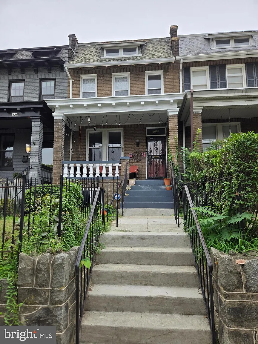 1319 E St NE photo 1