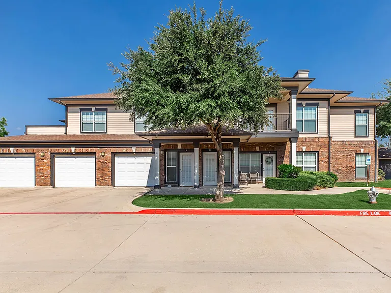Estate Villas at Krum Apartments — Photo 7