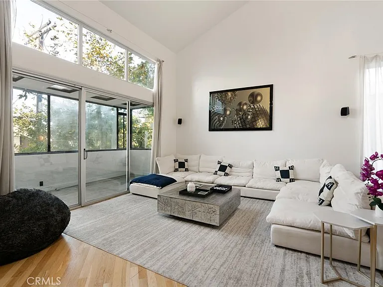 1447 N Kings Rd — Photo 5