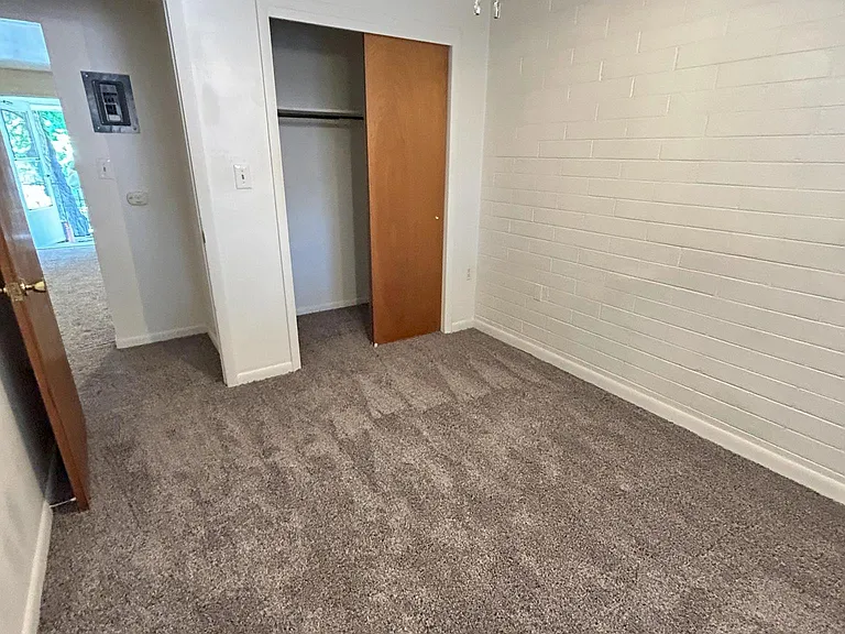 702 E Myrtle St — Photo 7