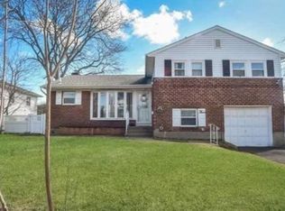 3 Saint Johns Ave, Hicksville, NY 11801