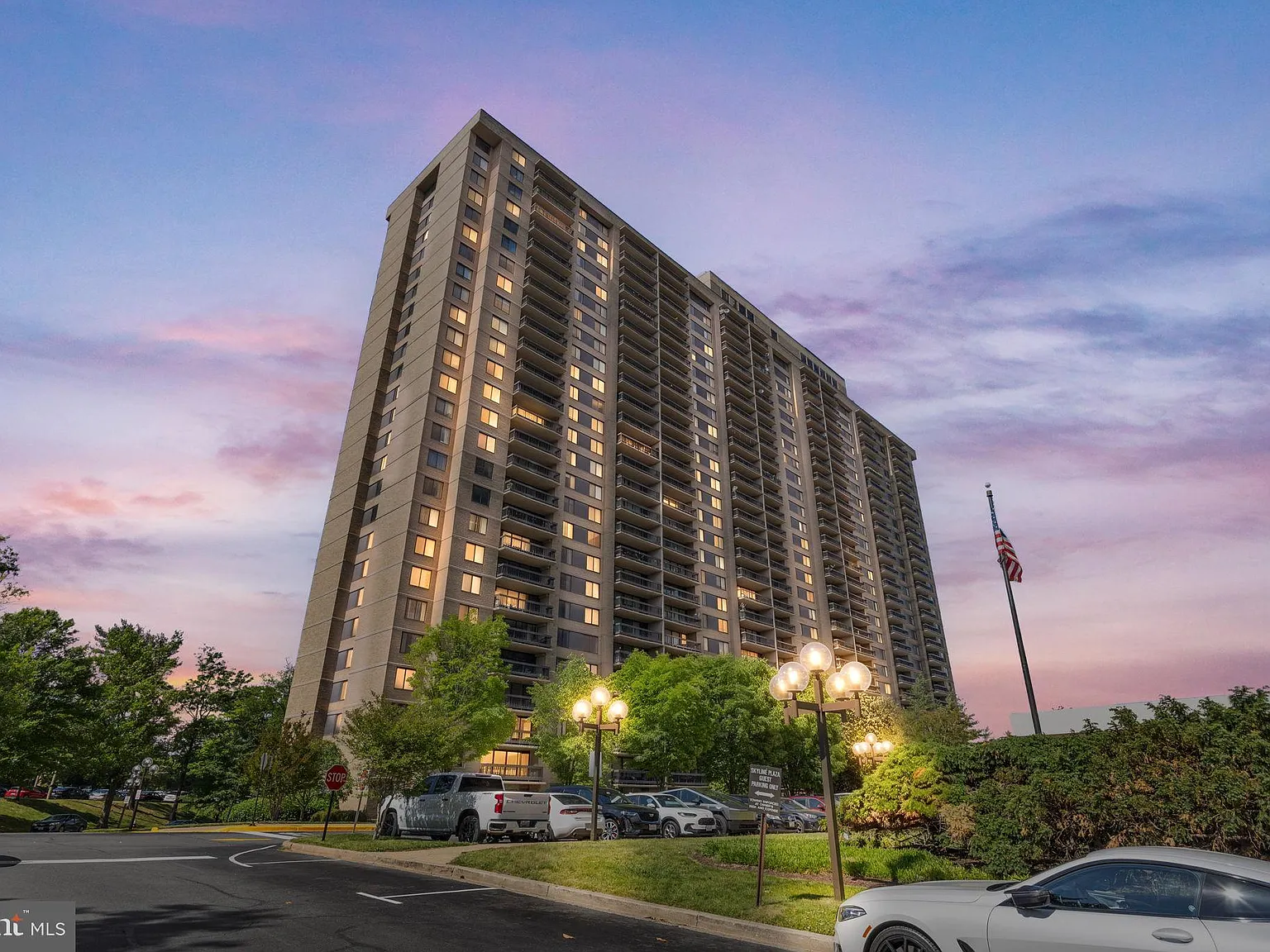 Skyline Plaza North Cond — Photo 1