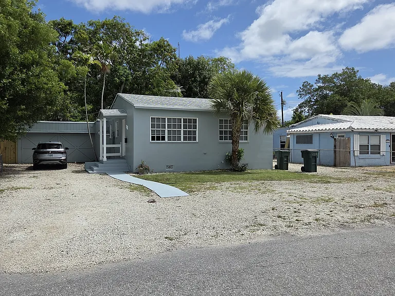 311 SW 12th Ct — Photo 1