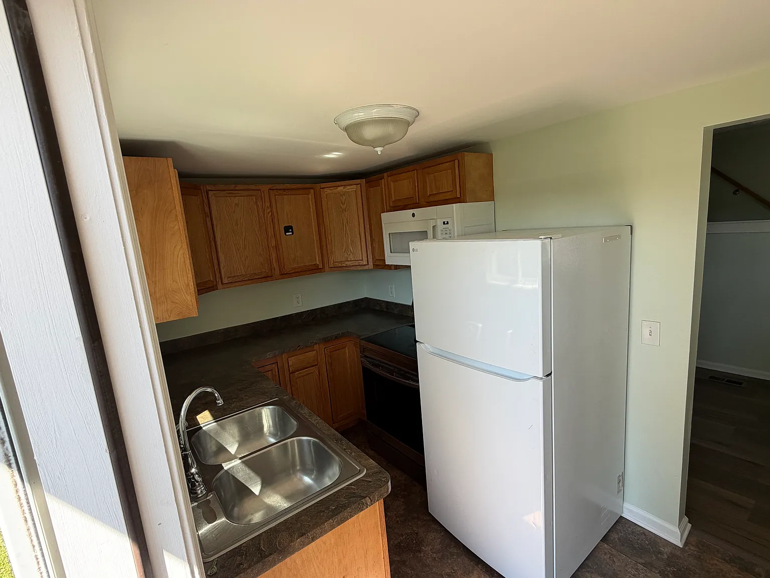 3 bed, 1200 sqft, $1,150 — Photo 3