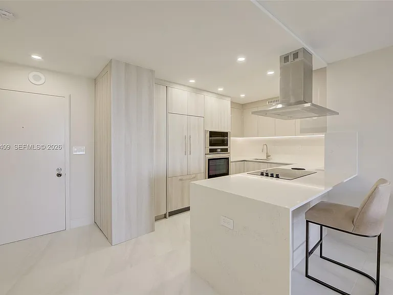 600 Three Islands Blvd #403 — Photo 2