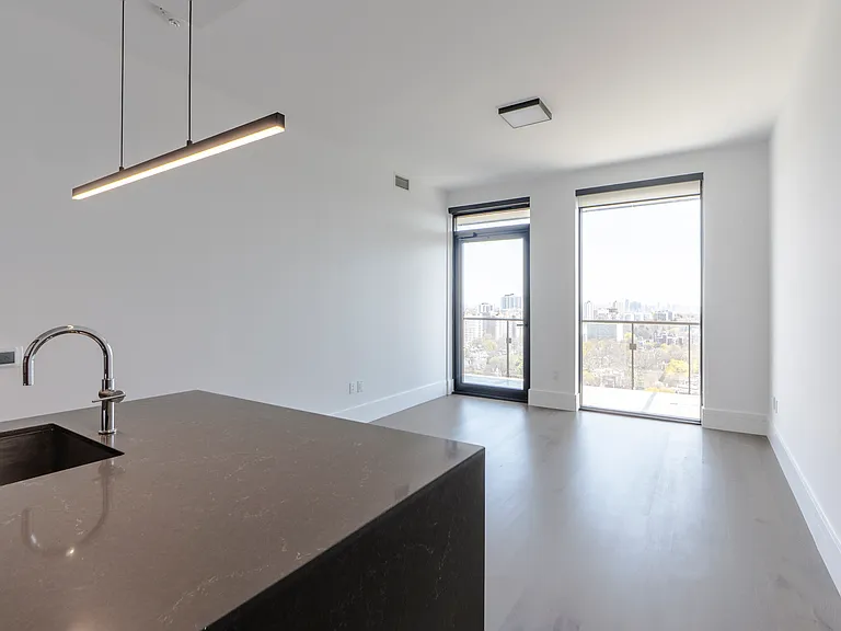 215 Lonsdale Rd — Photo 47