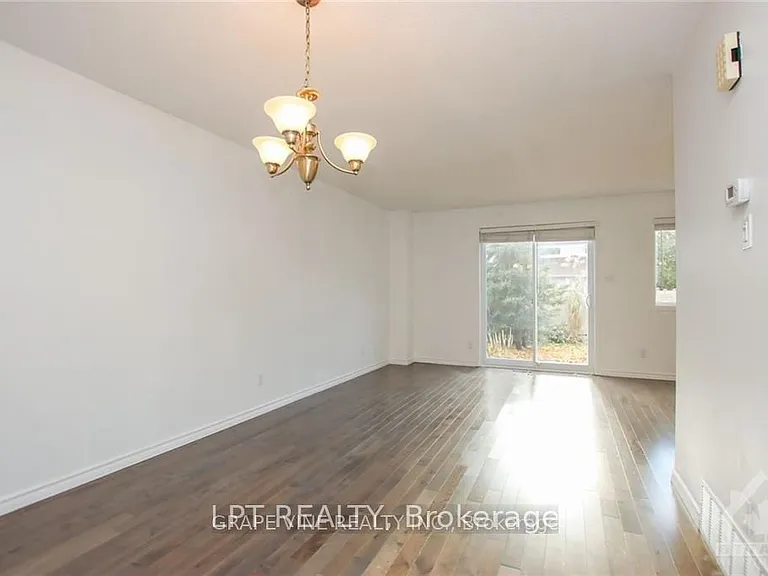 121 Erin Cres — Photo 5