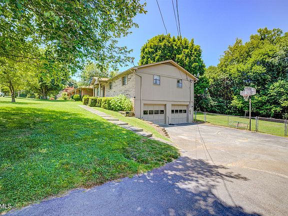 2nd image of 1521 Cedar Cir