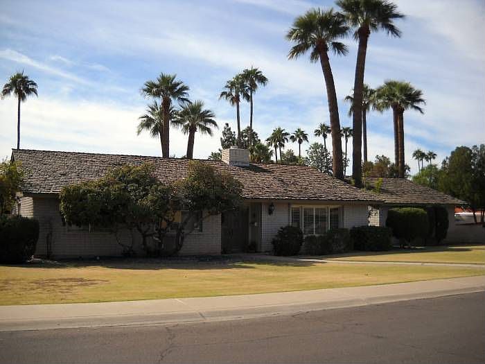 Great Curb Appeal!
