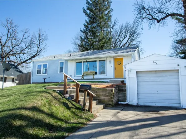704 Pleasant View Dr, Des Moines, IA 50315