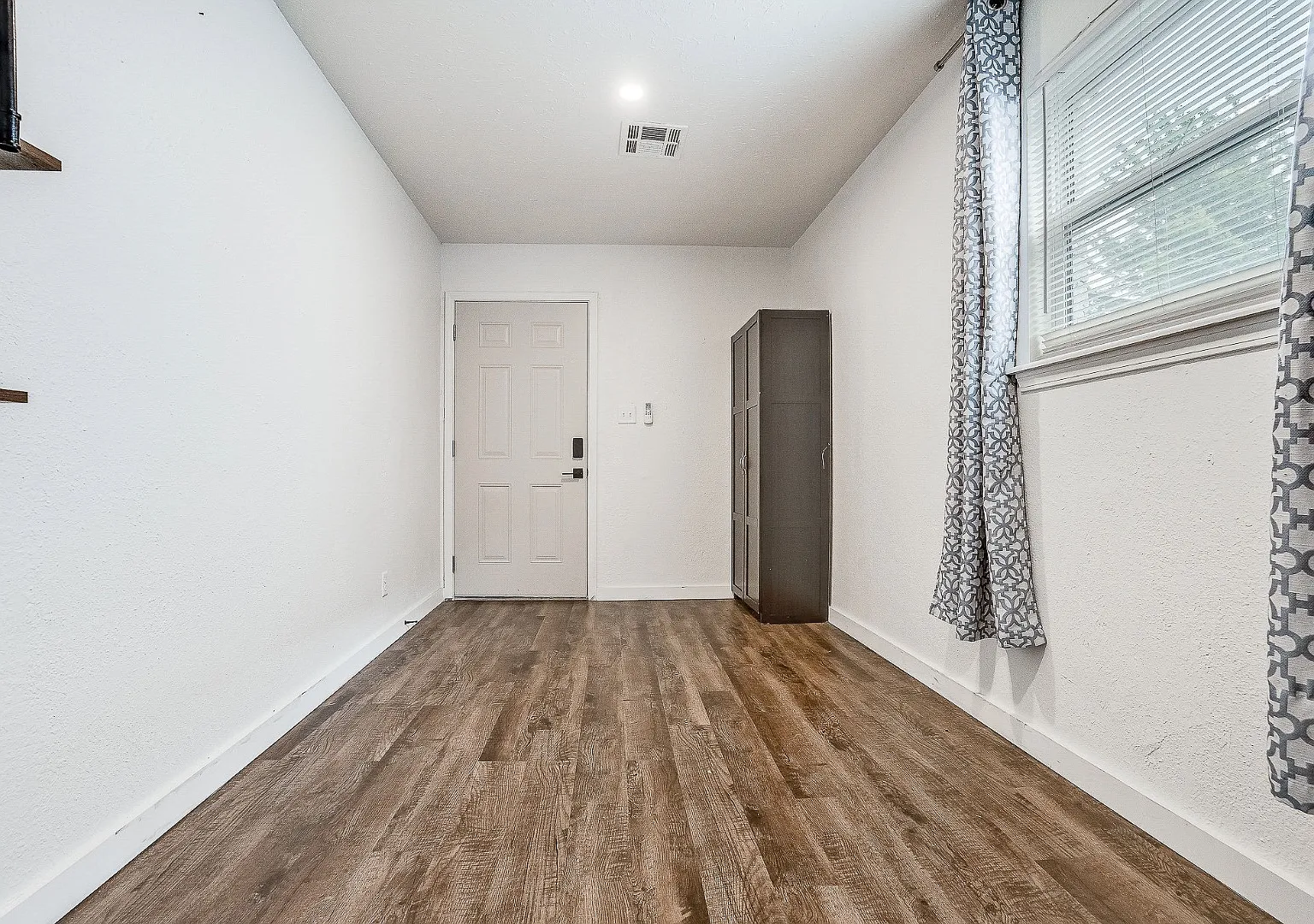 1150 S Quaker Ave - 1150 S Quaker Ave Studio — Photo 2