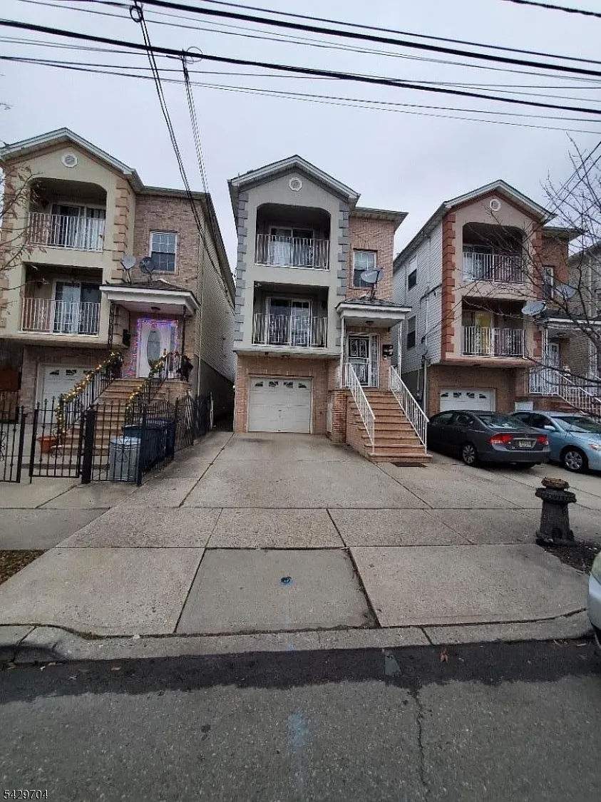 3 bed, 2.0 bath, $2,200 — Photo 1