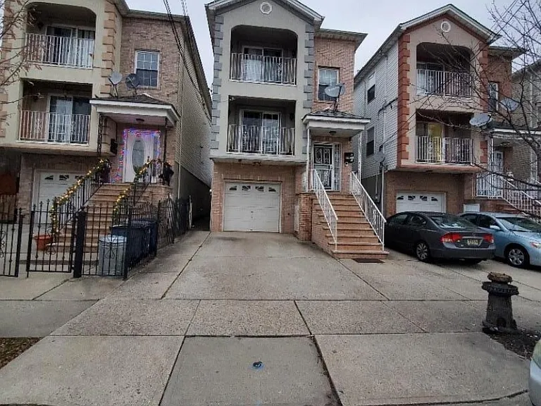 821 Anna St — Photo 1