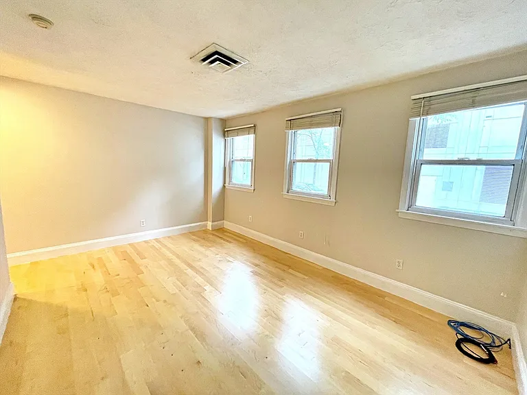 182 Cottage St #101 — Photo 5
