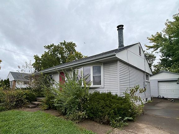 4th image of 822 Adams St