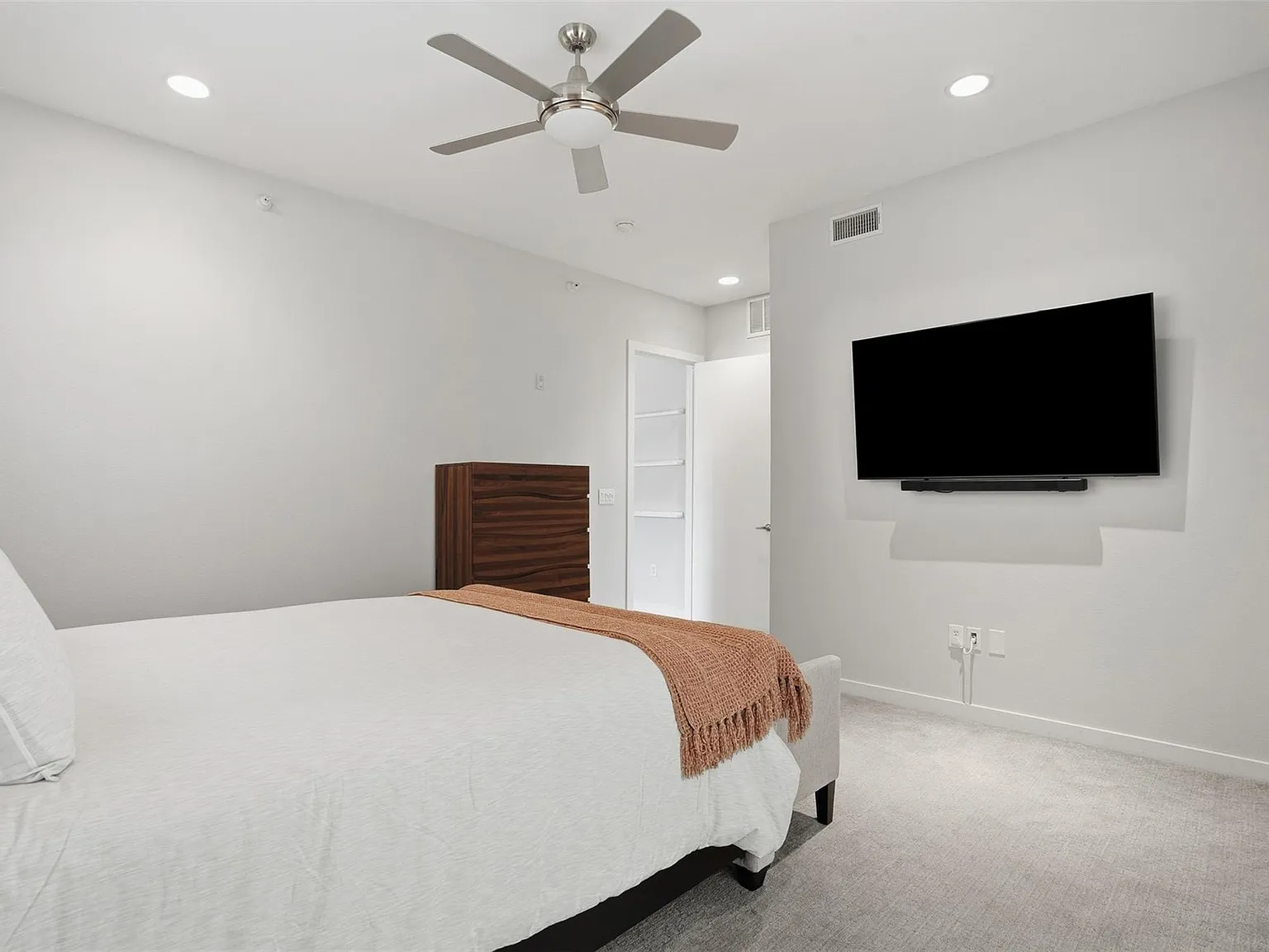 1 bed, 1170 sqft, $2,295 — Photo 3