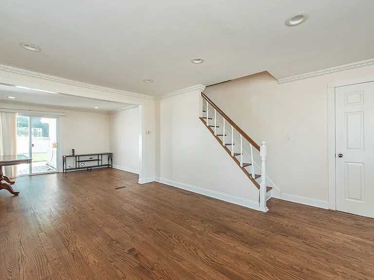 42 W Spring Valley Ave — Photo 8