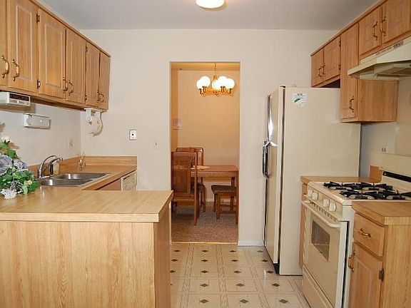2nd image of 560 Cumberland Trl #B6