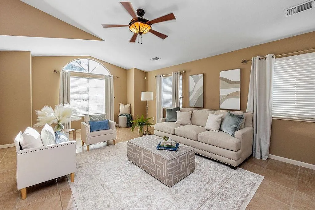 709 Danielle St photo 1