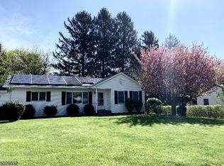 4 Larsen Dr, Succasunna, NJ 07876
