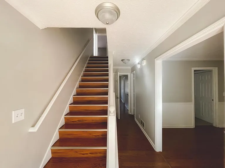2021 Hunters Cove Dr — Photo 2