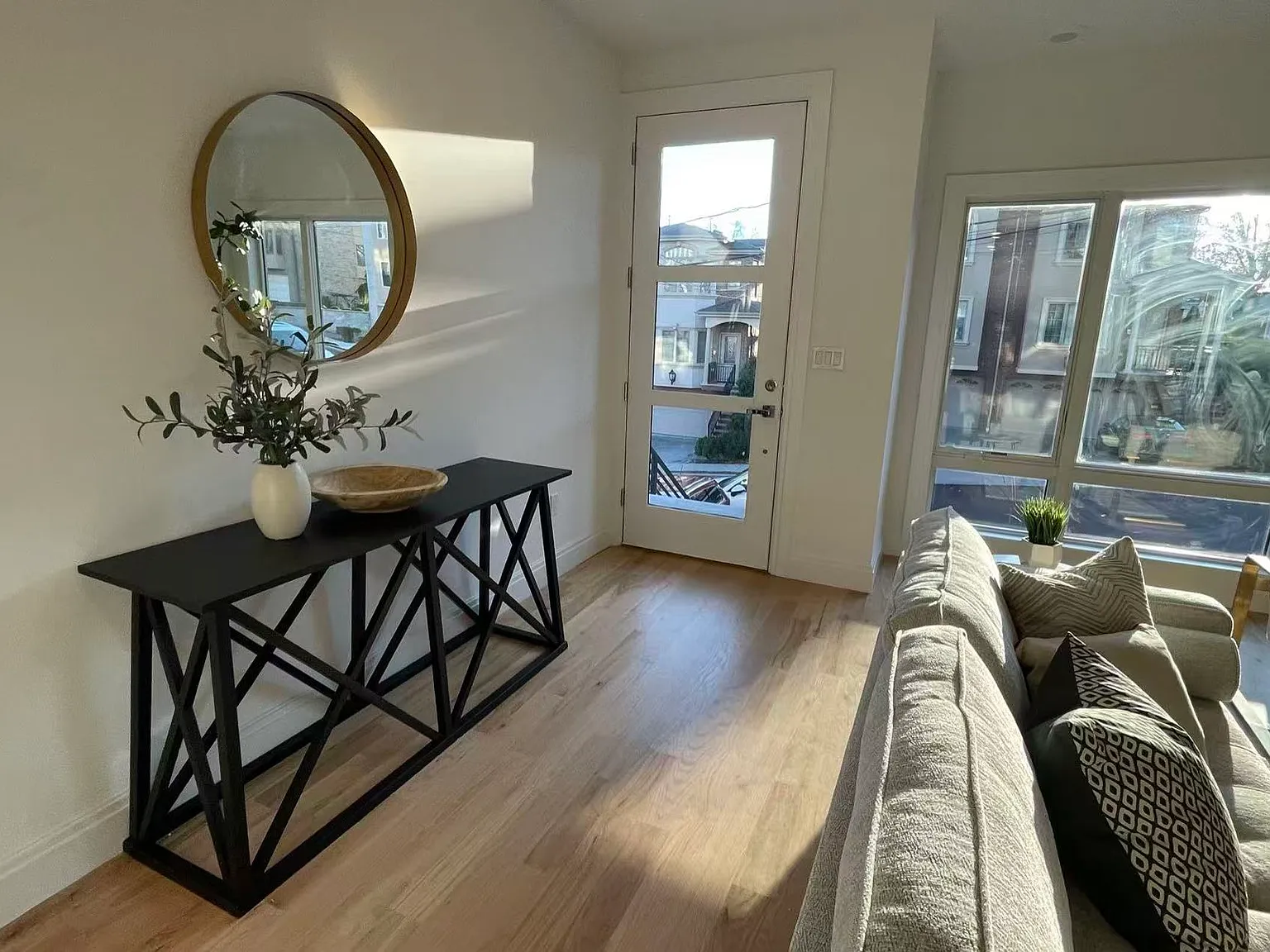 3 bed, 2.5 bath, 1692 sqft, $6,800 — Photo 2