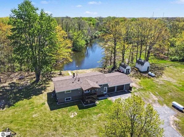4381 W Pine River Rd, Saint Louis, MI 48880