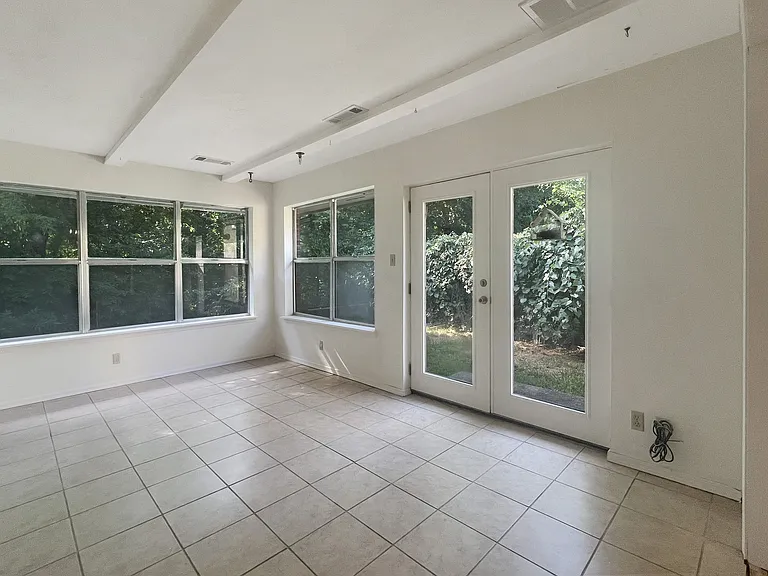 2604 NE Garden Ln — Photo 10