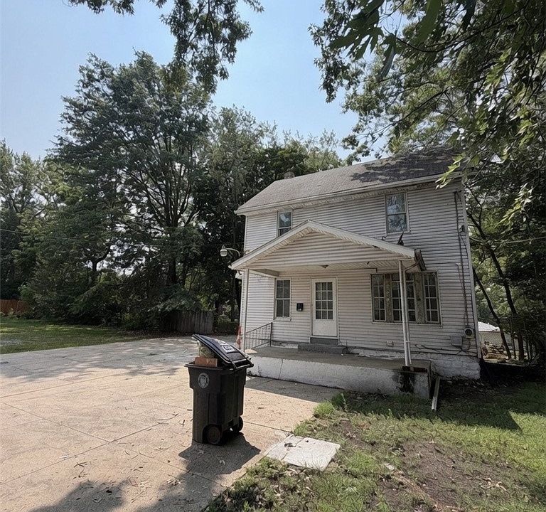 2nd image of 800 Beardsley St