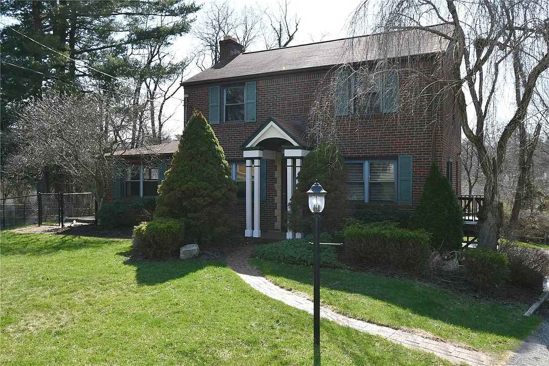 110 Thames Pl photo 1