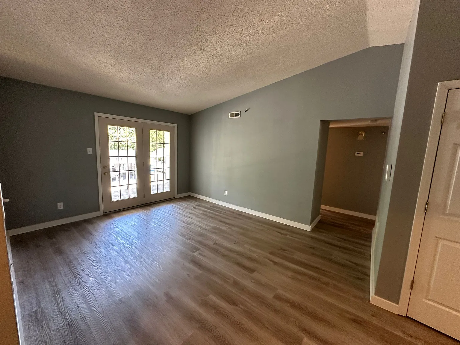 2 bed, 964 sqft, $1,600 — Photo 3