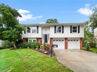 6000 Sherwood Dr, North Olmsted, OH 44070