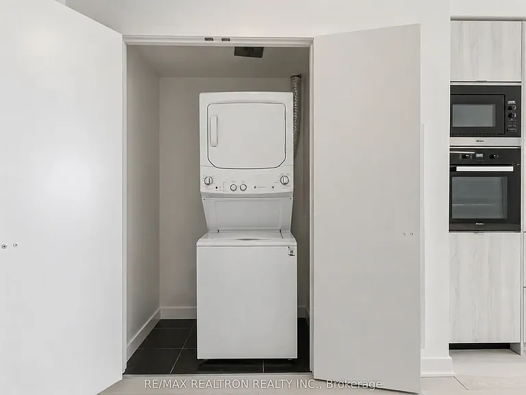 11 Yorkville Ave #3403 — Photo 22